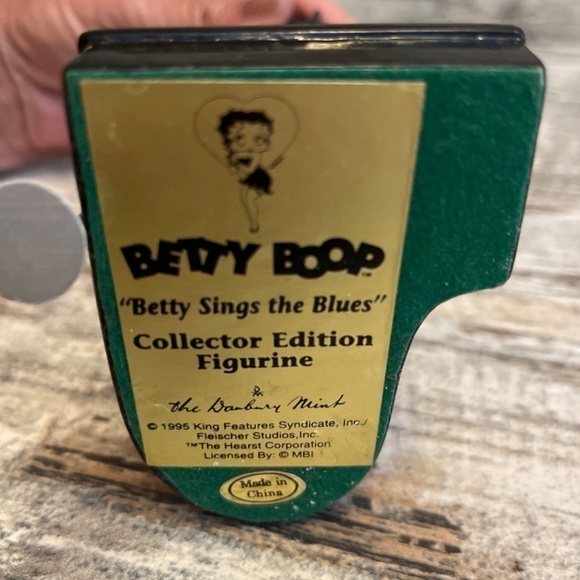 Betty Boop Sings the Blues Danbury Mint Statuette - Picture 3 of 4